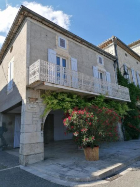 CAHORS SUD : Maison quercynoise avec vue sur place du village